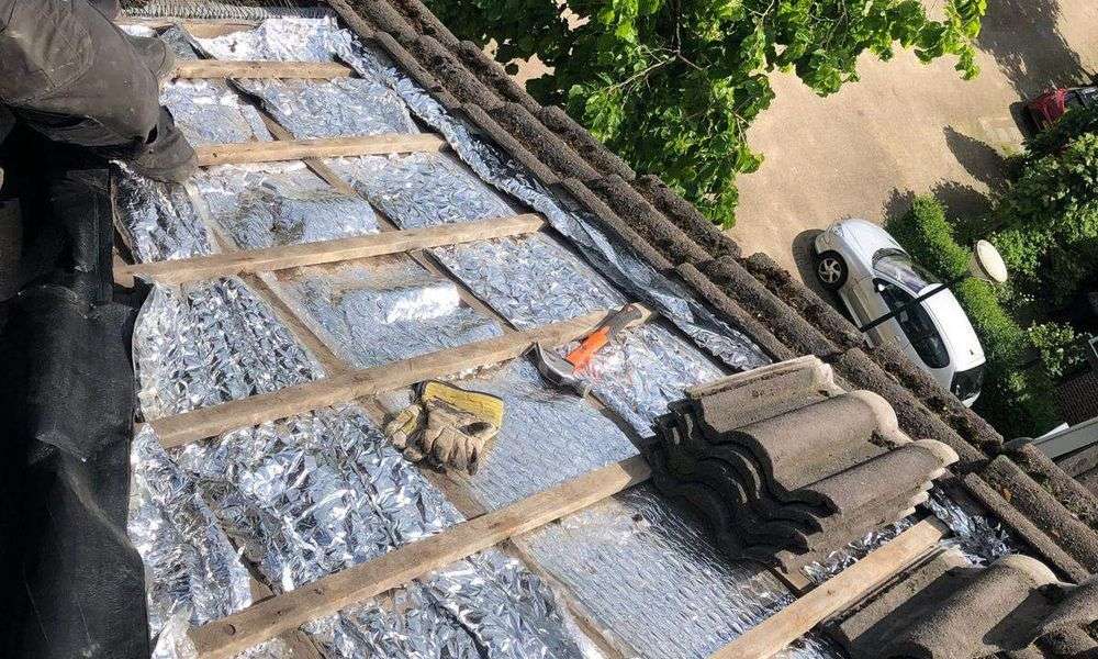 Nieuwe panlatten met dakpannen in Kloosterzande