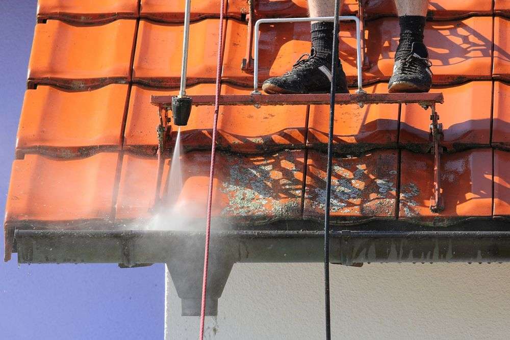 Reinigen van de dakpannen in 0114