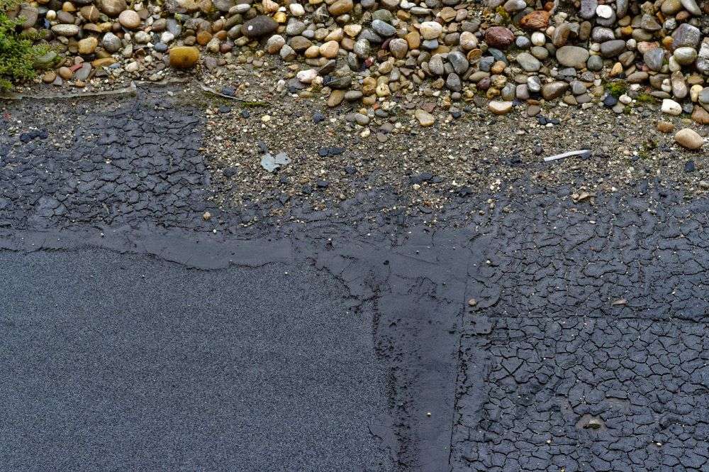 Scheur in het bitumen dak in Hulst