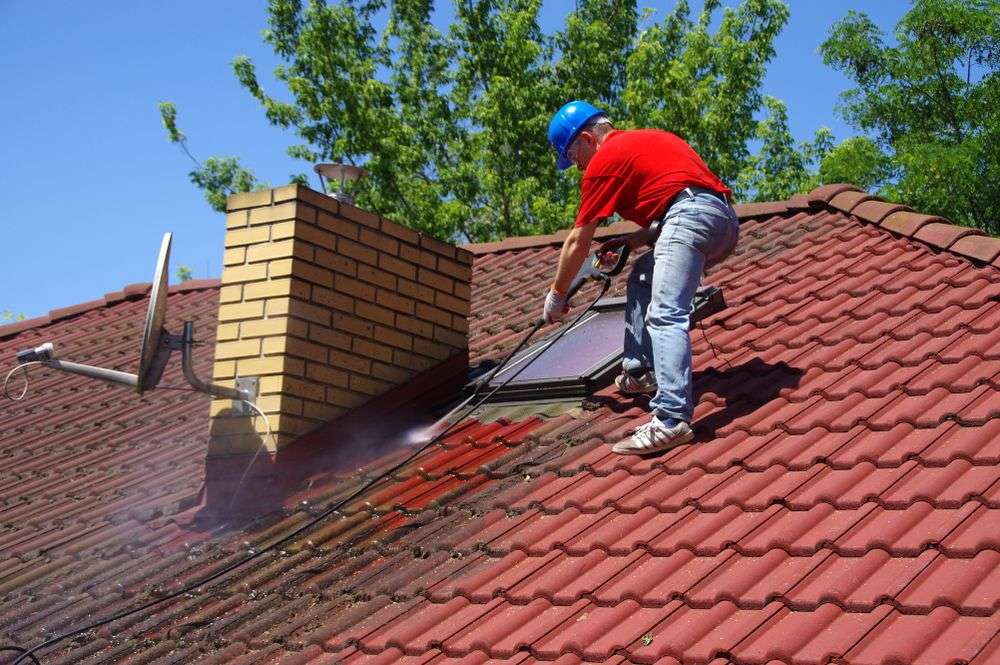 Schoonspuiten van de dakpannen in Hulst